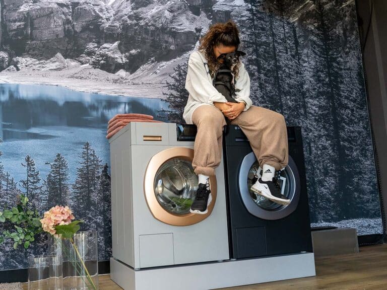 Frau mit Hund auf Waschmaschine
